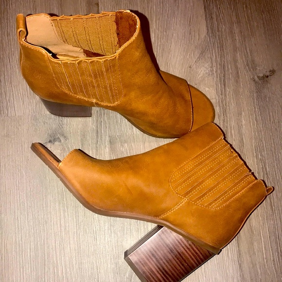 BC Footwear Shoes Boots Tan With Dark Heel Stretchy Side Open Toed